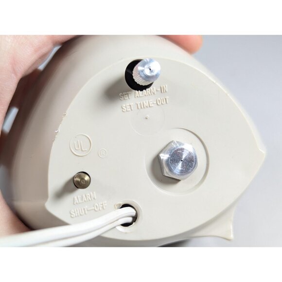 Vintage 1950s Triangular Ingraham electric analogue alarm clock (wired) White - Picture 9 of 12